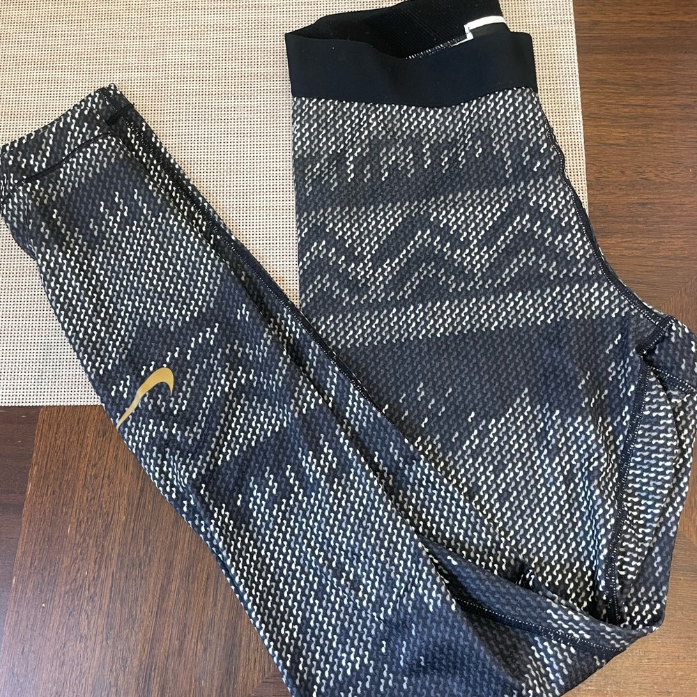 Woman’s size small Nike pro leggings